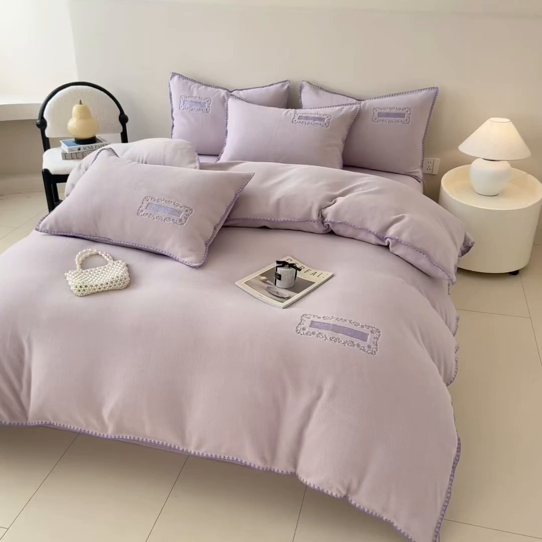 91家纺网 家纺一手货源 找家纺 典曼家纺 2025新款A类贝壳绣纯色海獭绒四件套 落霞紫