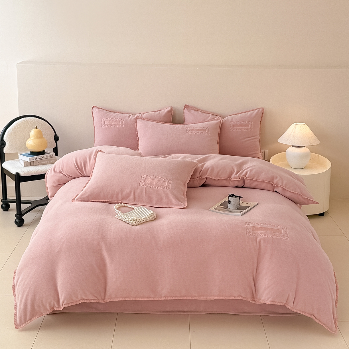 91家纺网 家纺一手货源 找家纺 典曼家纺 2025新款A类贝壳绣纯色海獭绒四件套 玫瑰粉