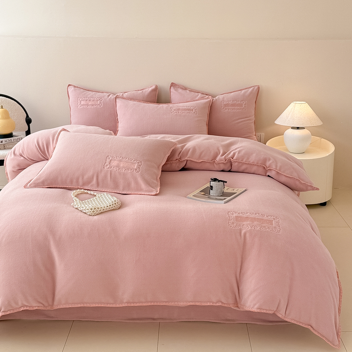 91家纺网 家纺一手货源 找家纺 典曼家纺 2025新款A类贝壳绣纯色海獭绒四件套 玫瑰粉