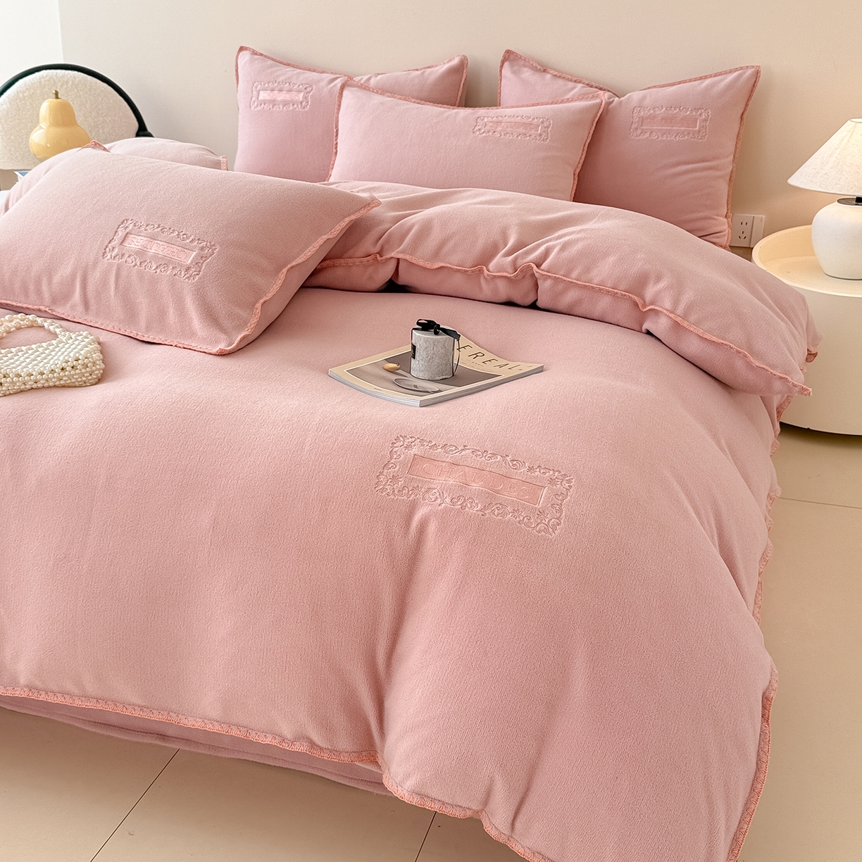 91家纺网 家纺一手货源 找家纺 典曼家纺 2025新款A类贝壳绣纯色海獭绒四件套 玫瑰粉