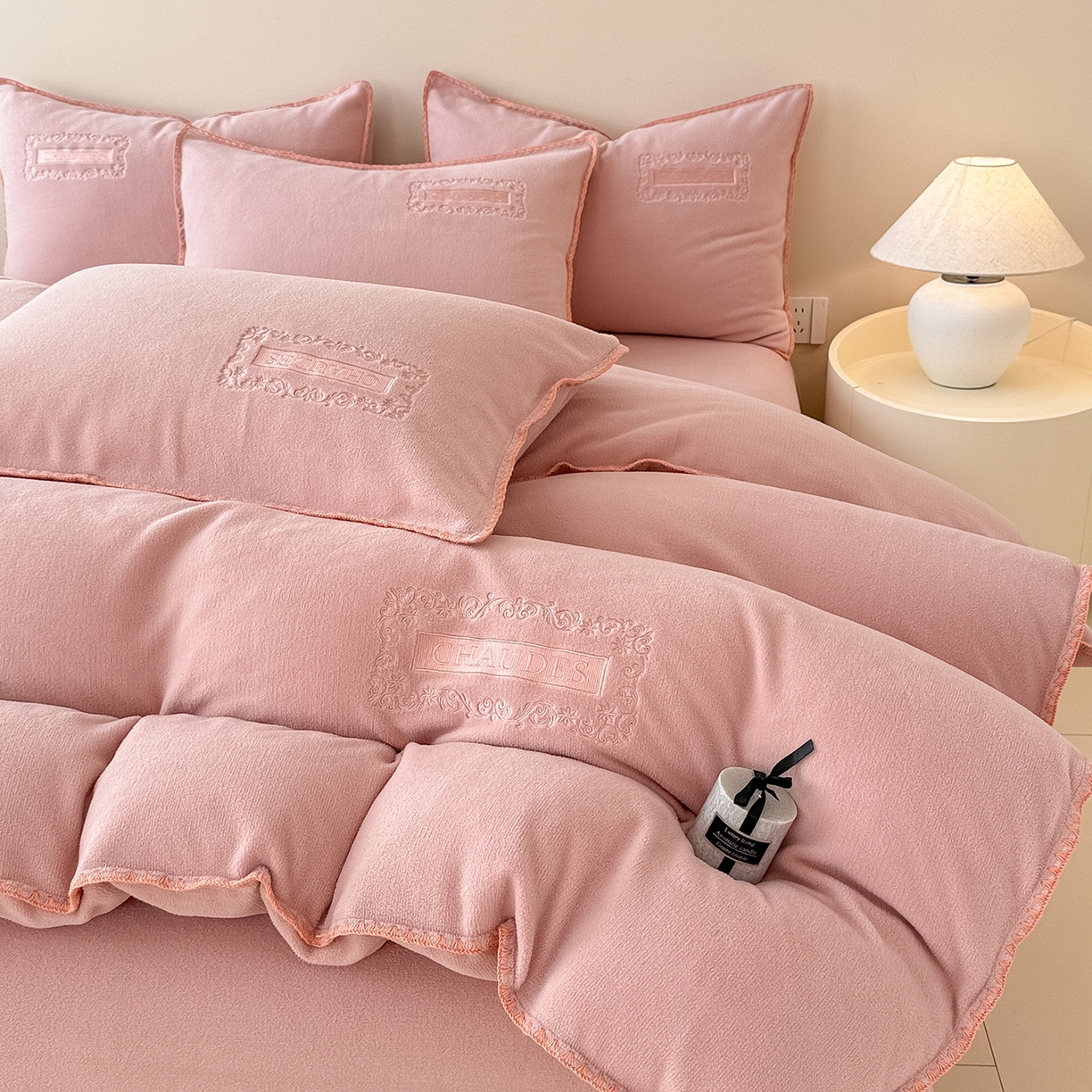 91家纺网 家纺一手货源 找家纺 典曼家纺 2025新款A类贝壳绣纯色海獭绒四件套 玫瑰粉