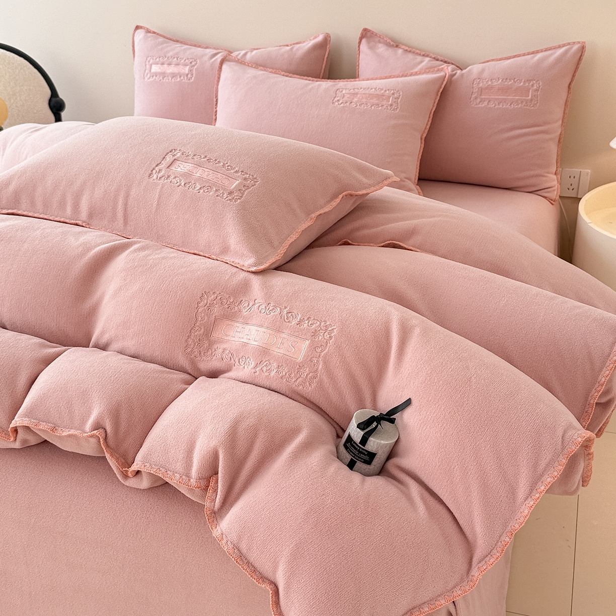 91家纺网 家纺一手货源 找家纺 典曼家纺 2025新款A类贝壳绣纯色海獭绒四件套 玫瑰粉