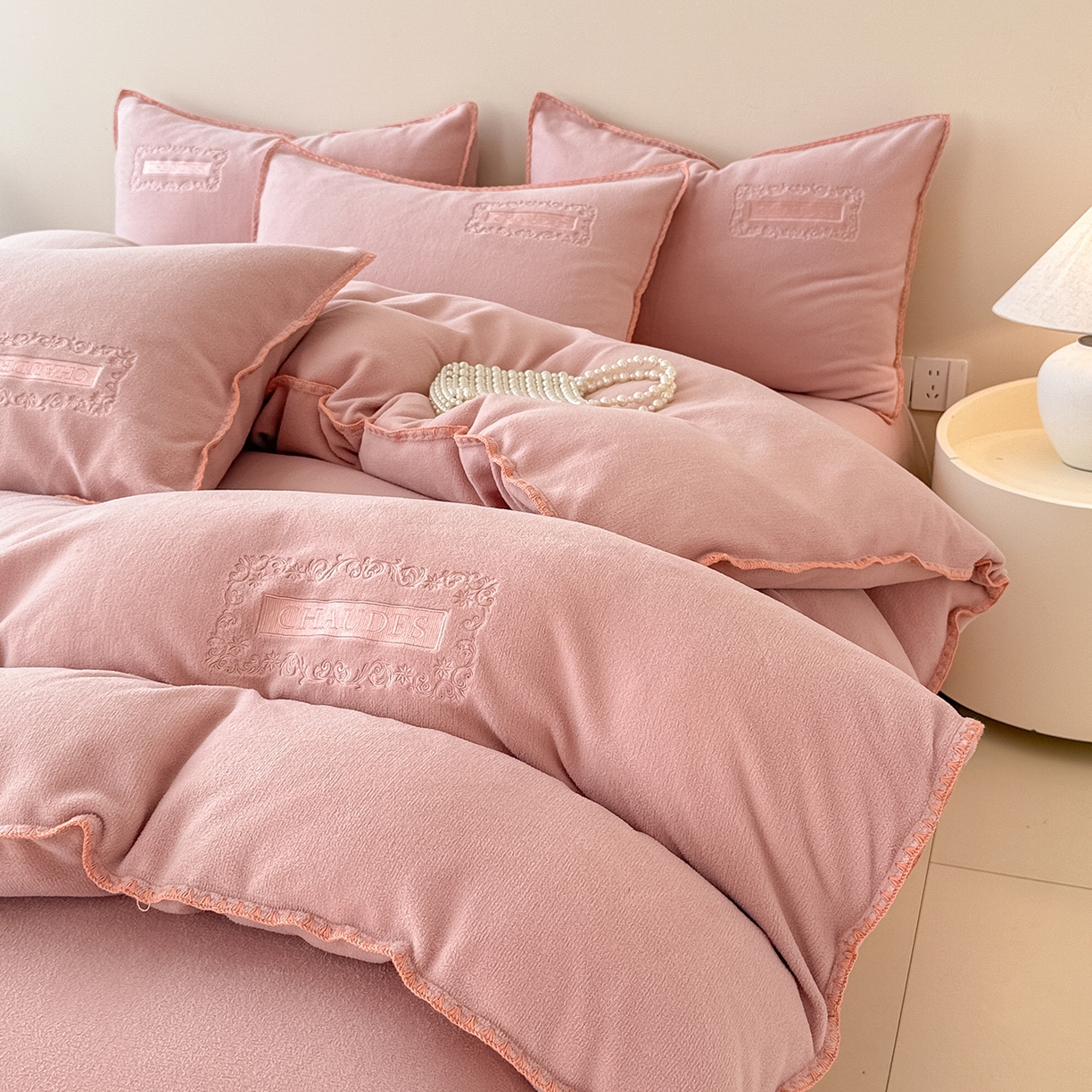 91家纺网 家纺一手货源 找家纺 典曼家纺 2025新款A类贝壳绣纯色海獭绒四件套 玫瑰粉