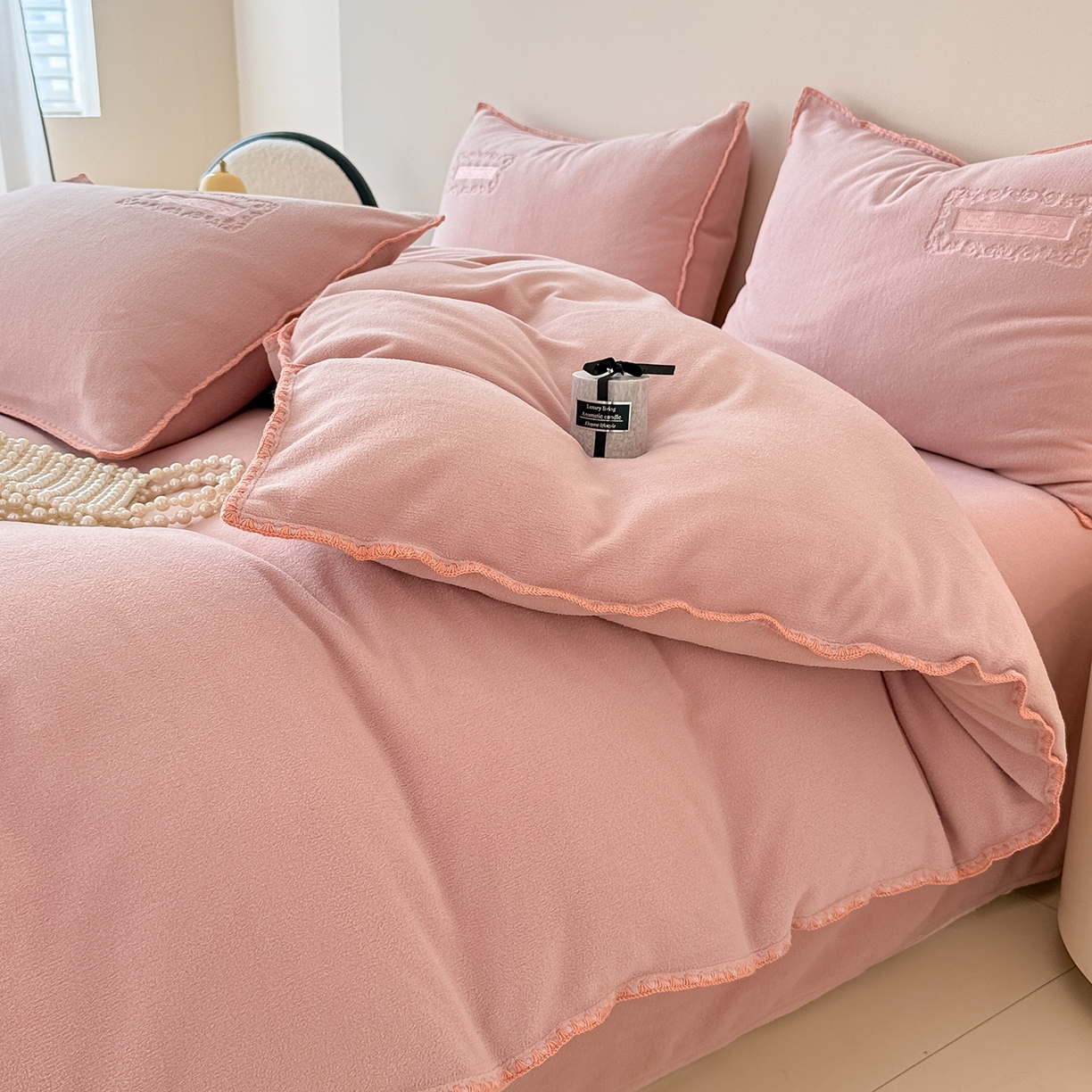 91家纺网 家纺一手货源 找家纺 典曼家纺 2025新款A类贝壳绣纯色海獭绒四件套 玫瑰粉