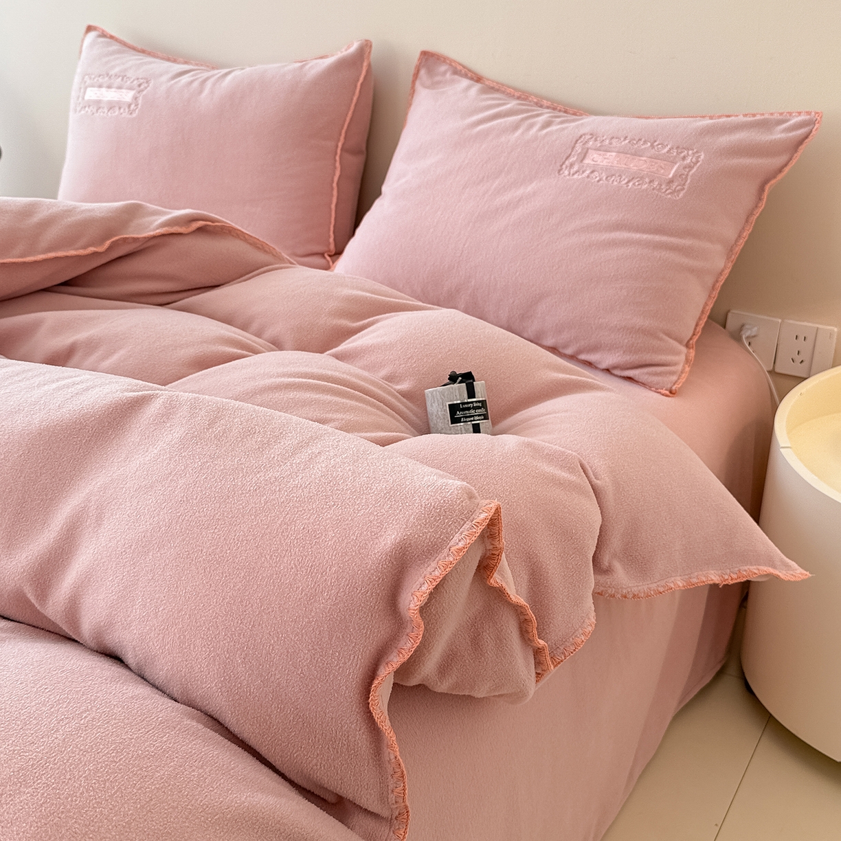 91家纺网 家纺一手货源 找家纺 典曼家纺 2025新款A类贝壳绣纯色海獭绒四件套 玫瑰粉