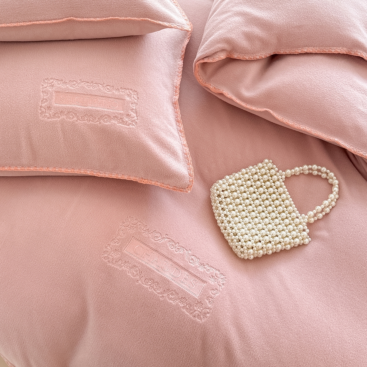 91家纺网 家纺一手货源 找家纺 典曼家纺 2025新款A类贝壳绣纯色海獭绒四件套 玫瑰粉