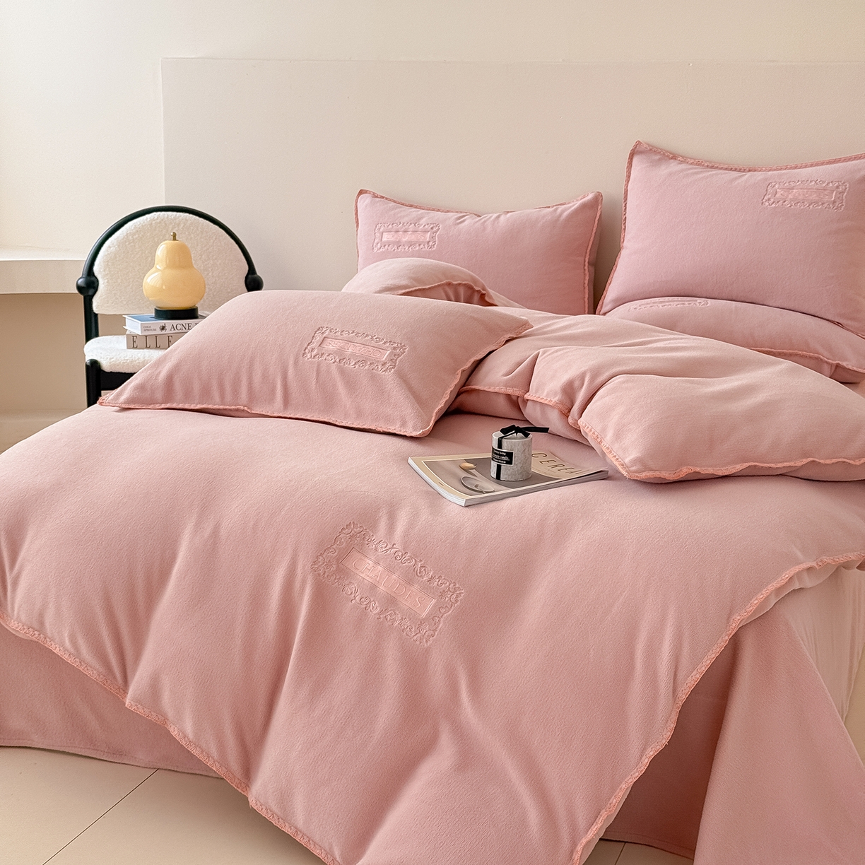 91家纺网 家纺一手货源 找家纺 典曼家纺 2025新款A类贝壳绣纯色海獭绒四件套 玫瑰粉