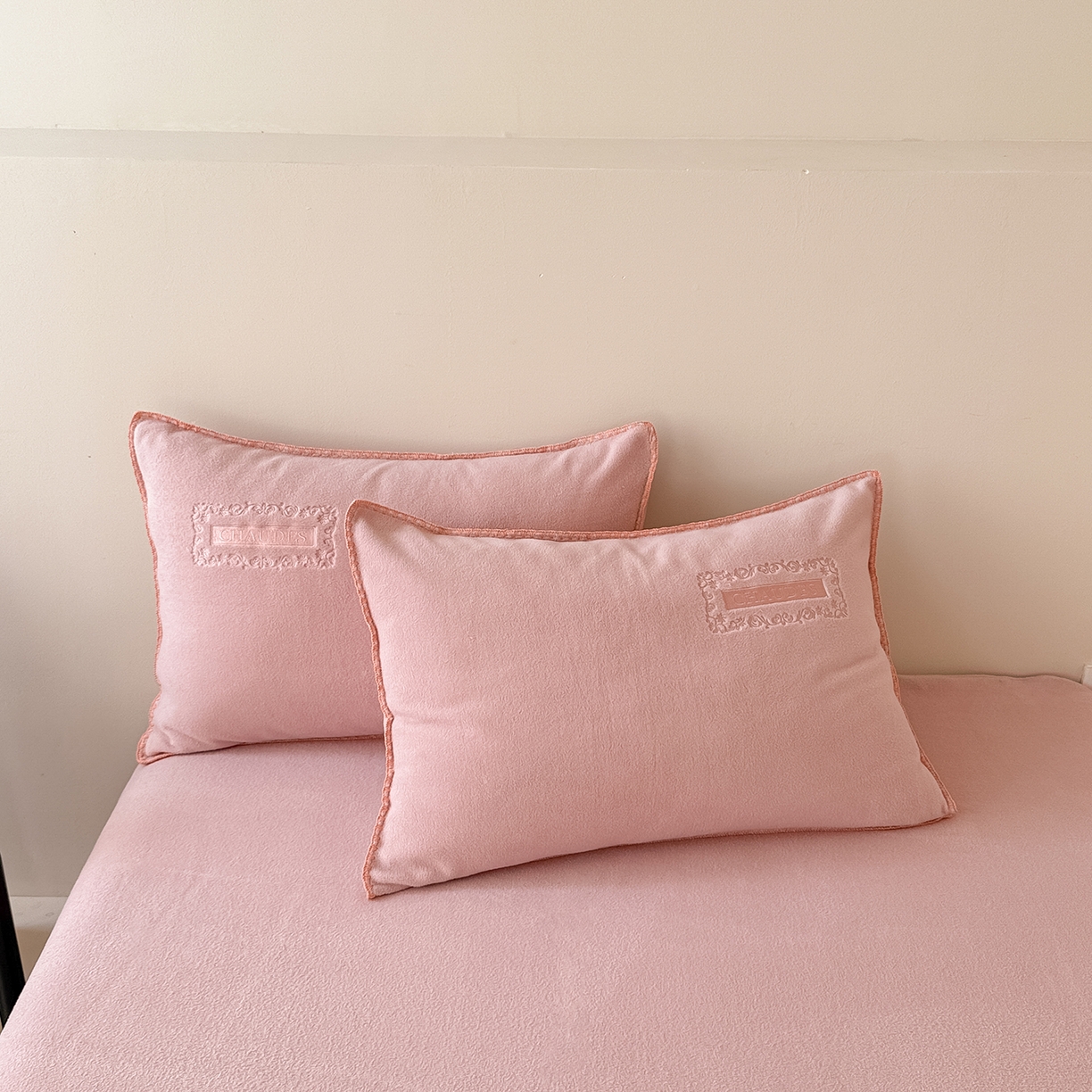 91家纺网 家纺一手货源 找家纺 典曼家纺 2025新款A类贝壳绣纯色海獭绒四件套 玫瑰粉