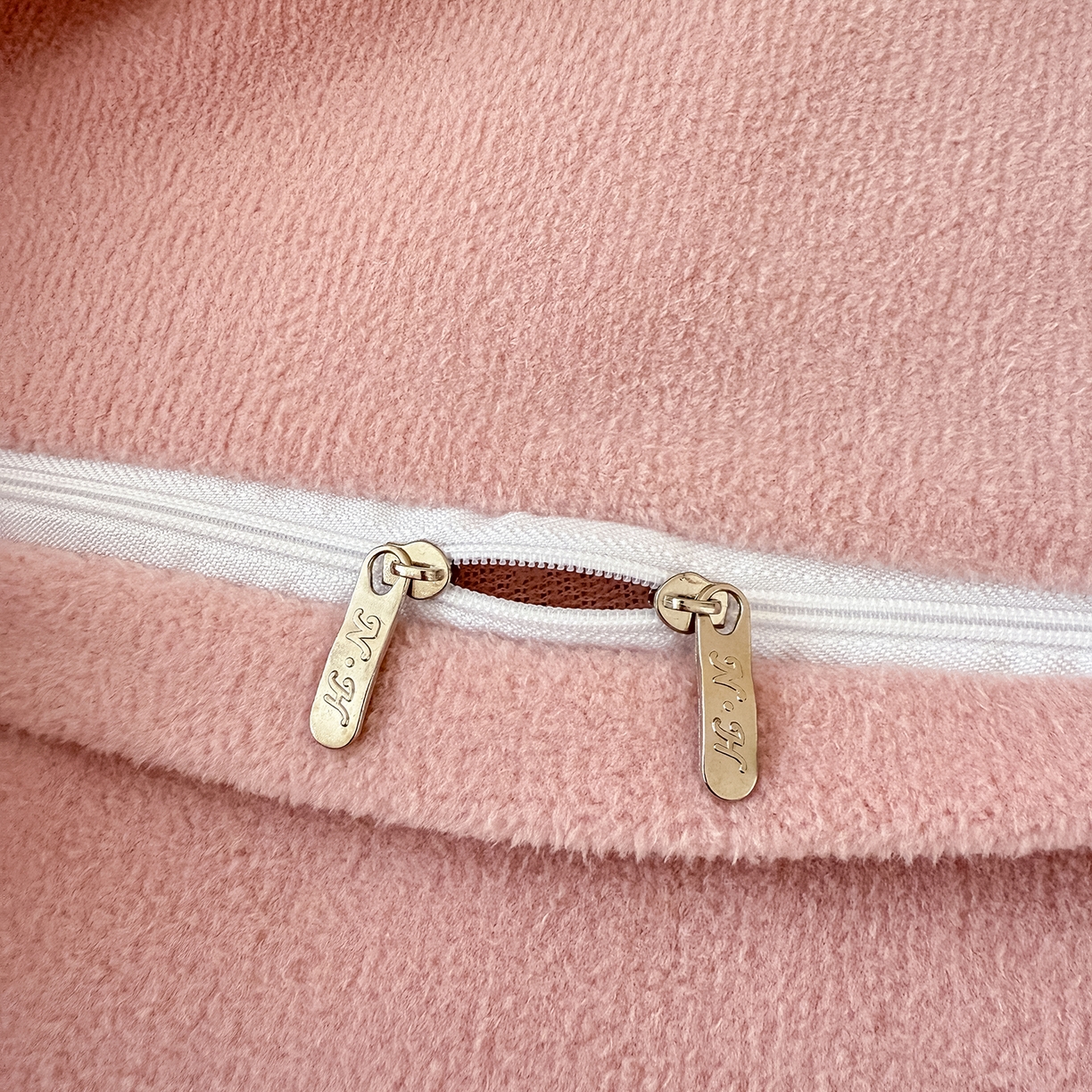 91家纺网 家纺一手货源 找家纺 典曼家纺 2025新款A类贝壳绣纯色海獭绒四件套 玫瑰粉