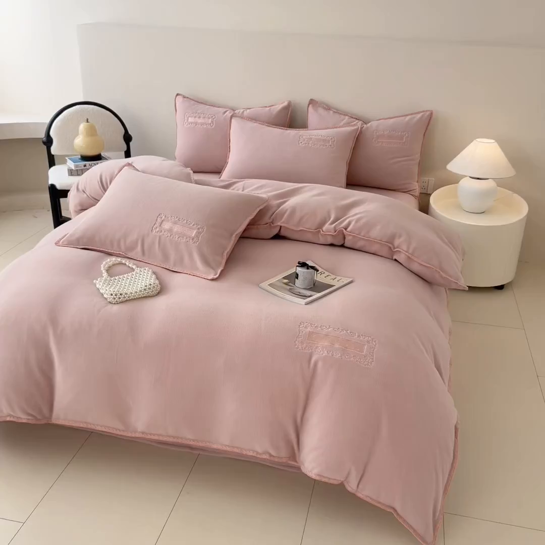 91家纺网 家纺一手货源 找家纺 典曼家纺 2025新款A类贝壳绣纯色海獭绒四件套 玫瑰粉