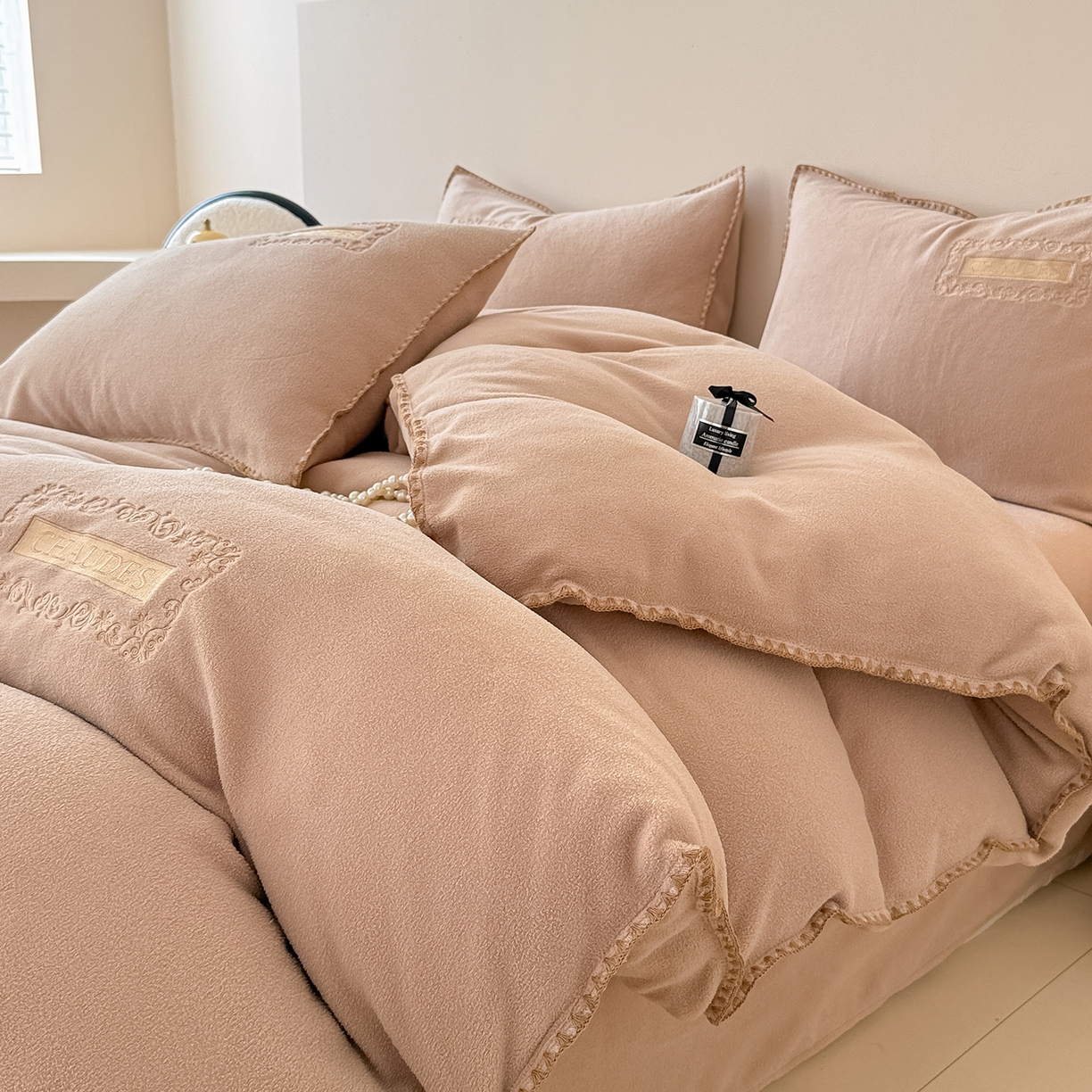 典曼家纺 2025新款A类贝壳绣纯色海獭绒四件套 拿铁咖