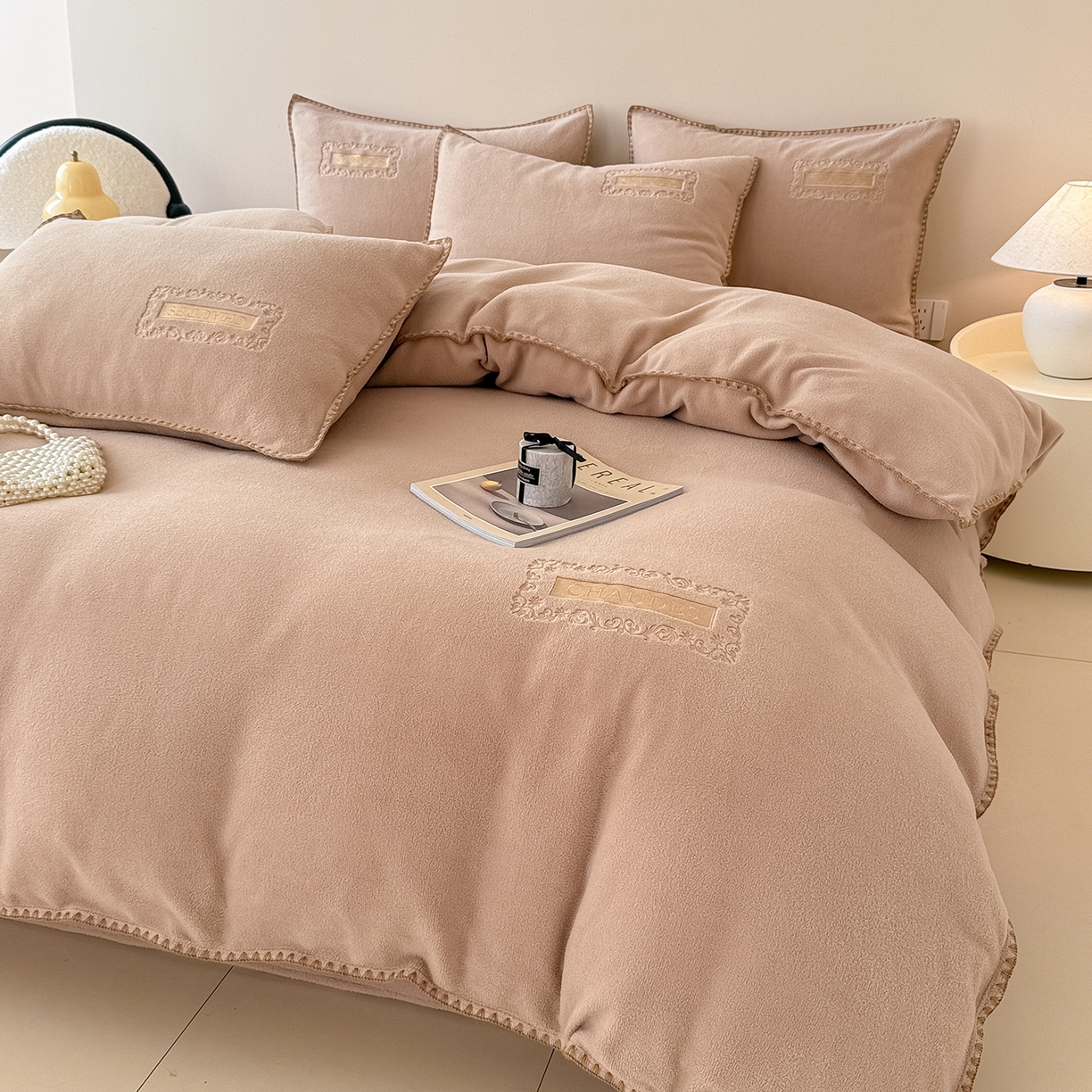 91家纺网 家纺一手货源 找家纺 典曼家纺 2025新款A类贝壳绣纯色海獭绒四件套 拿铁咖