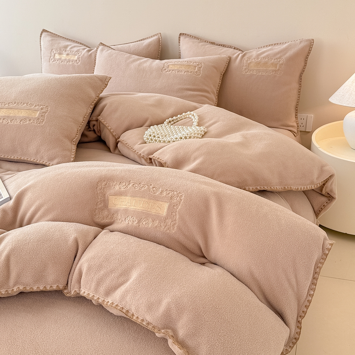 91家纺网 家纺一手货源 找家纺 典曼家纺 2025新款A类贝壳绣纯色海獭绒四件套 拿铁咖