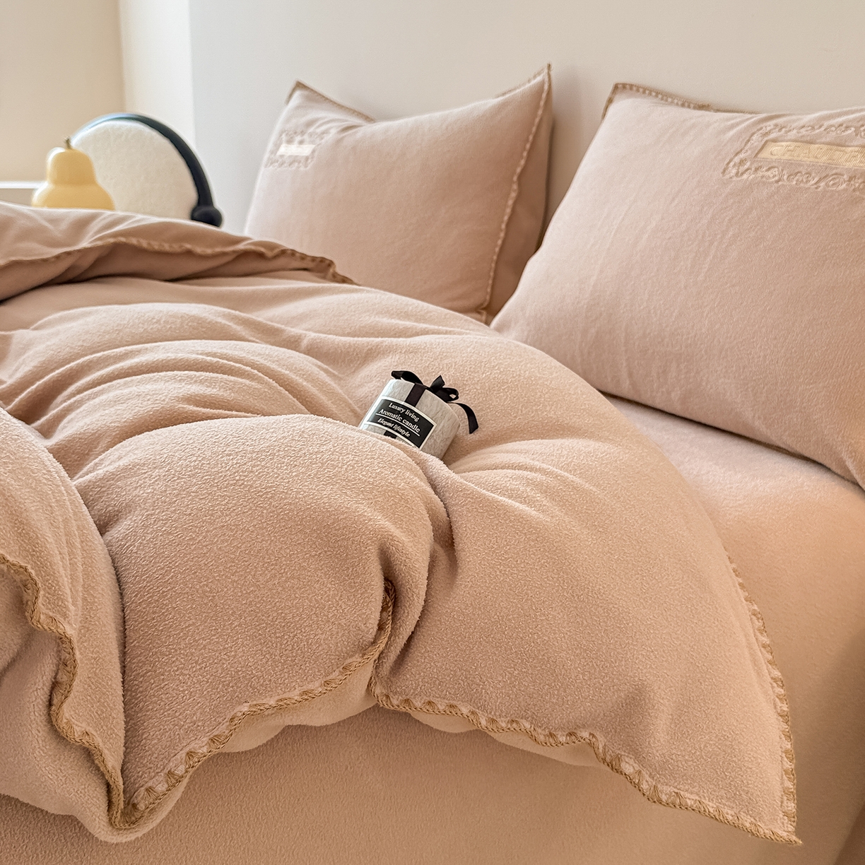 91家纺网 家纺一手货源 找家纺 典曼家纺 2025新款A类贝壳绣纯色海獭绒四件套 拿铁咖