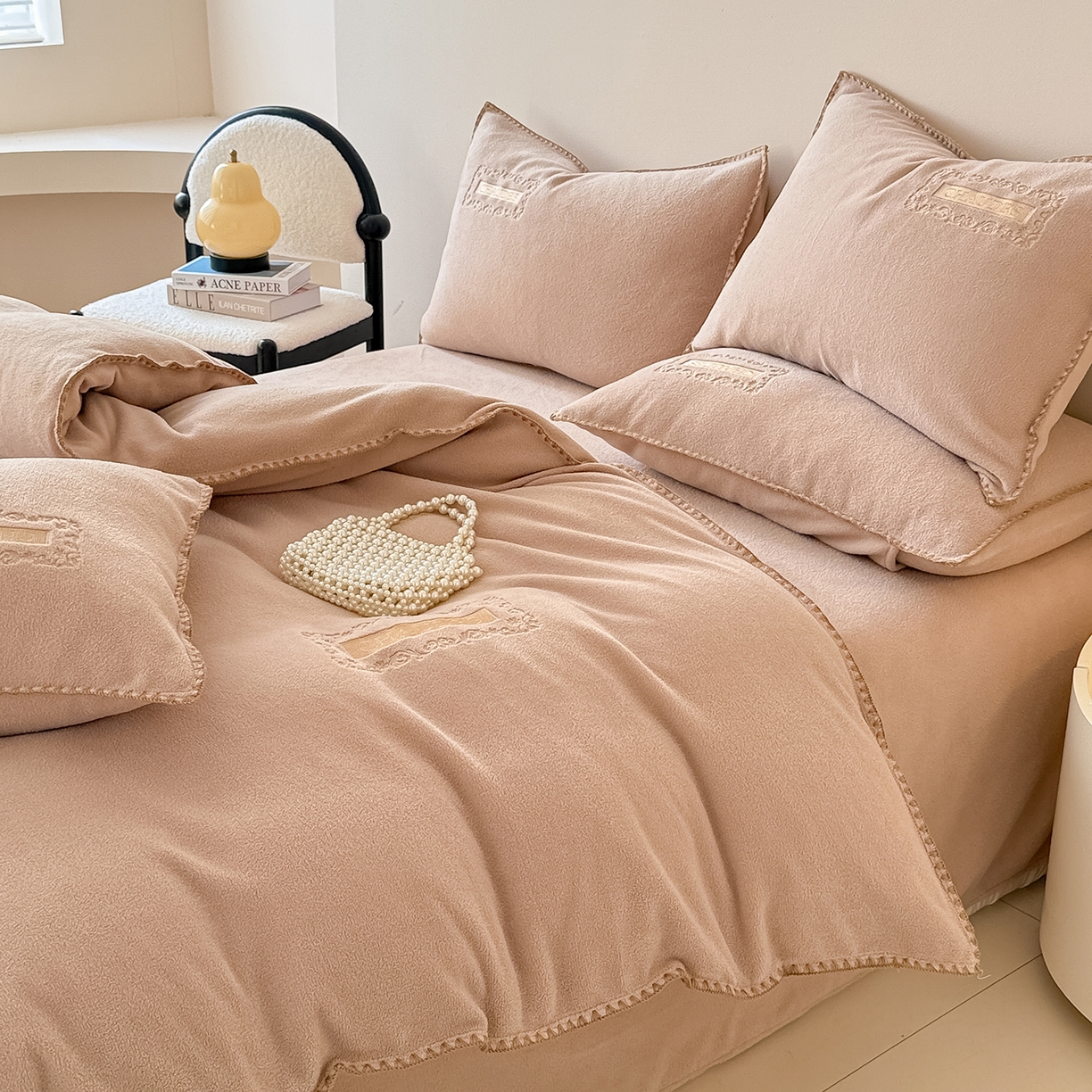 91家纺网 家纺一手货源 找家纺 典曼家纺 2025新款A类贝壳绣纯色海獭绒四件套 拿铁咖