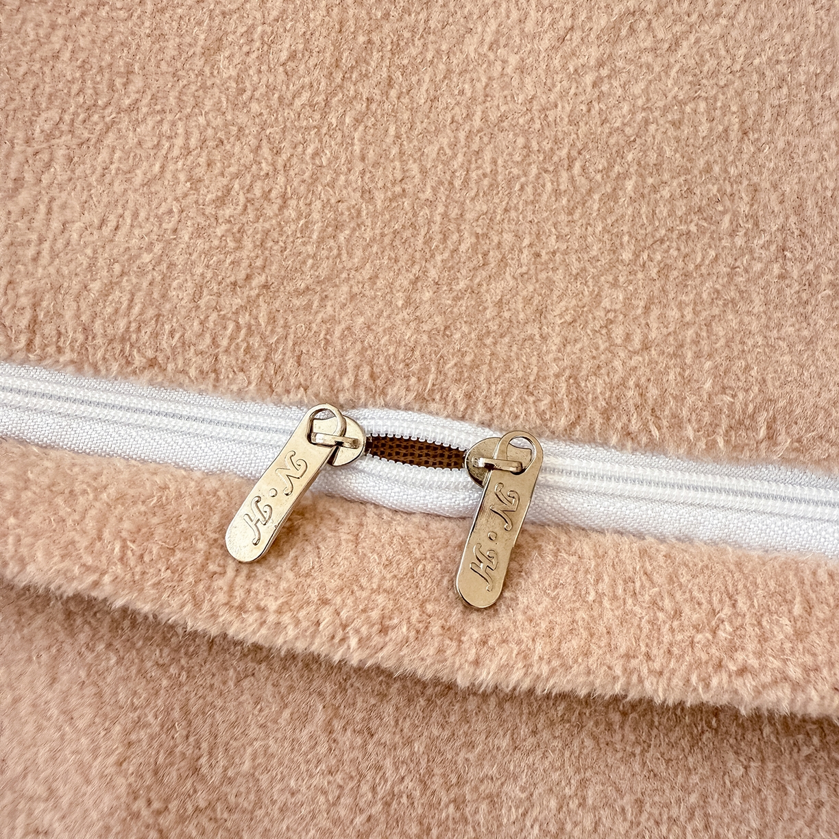 91家纺网 家纺一手货源 找家纺 典曼家纺 2025新款A类贝壳绣纯色海獭绒四件套 拿铁咖