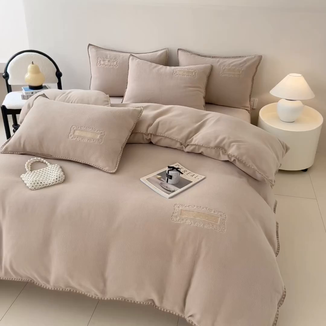 91家纺网 家纺一手货源 找家纺 典曼家纺 2025新款A类贝壳绣纯色海獭绒四件套 拿铁咖