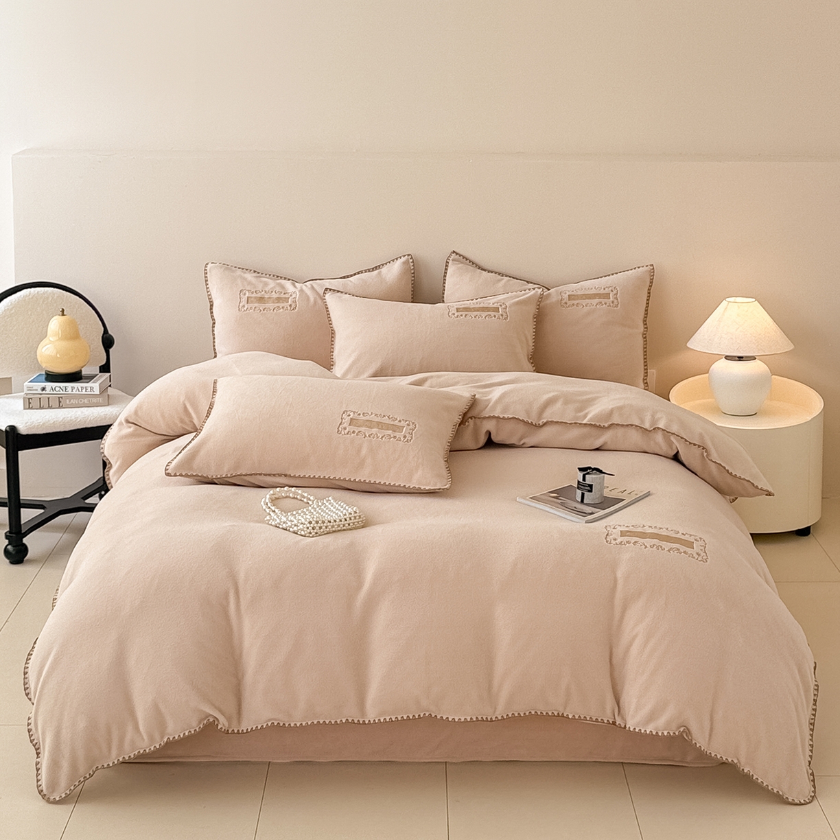 91家纺网 家纺一手货源 找家纺 典曼家纺 2025新款A类贝壳绣纯色海獭绒四件套 暖茶棕