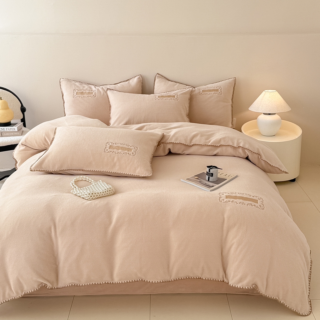 91家纺网 家纺一手货源 找家纺 典曼家纺 2025新款A类贝壳绣纯色海獭绒四件套 暖茶棕