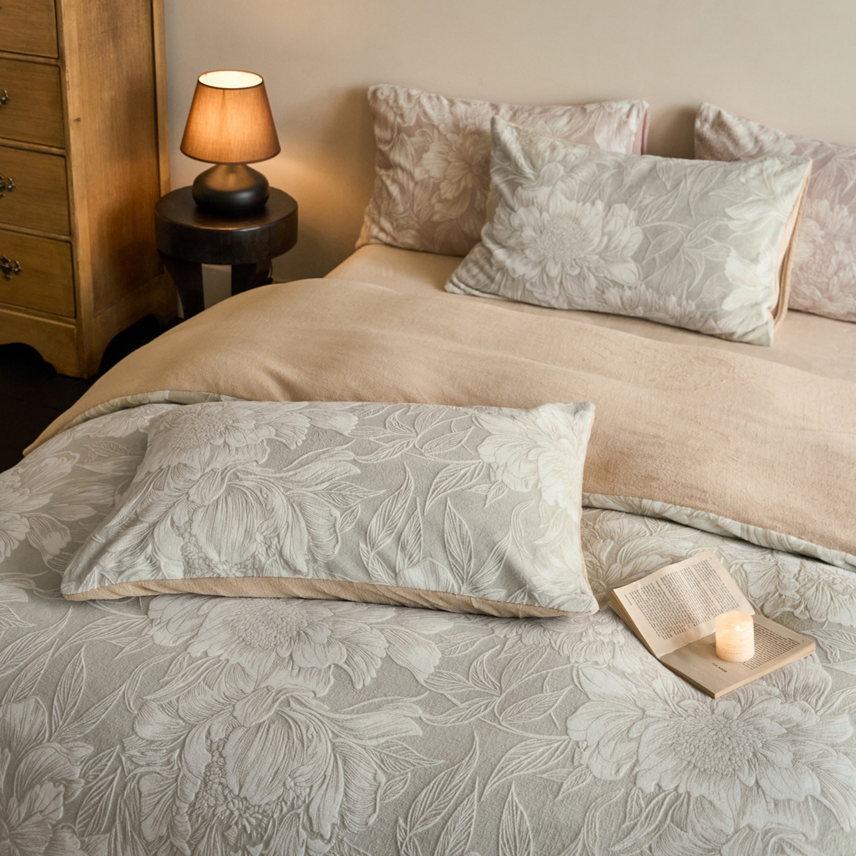 91家纺网 家纺一手货源 找家纺 华超针织 2025新款雕花牛奶绒四件套-蔷薇系列 蔷薇-米灰