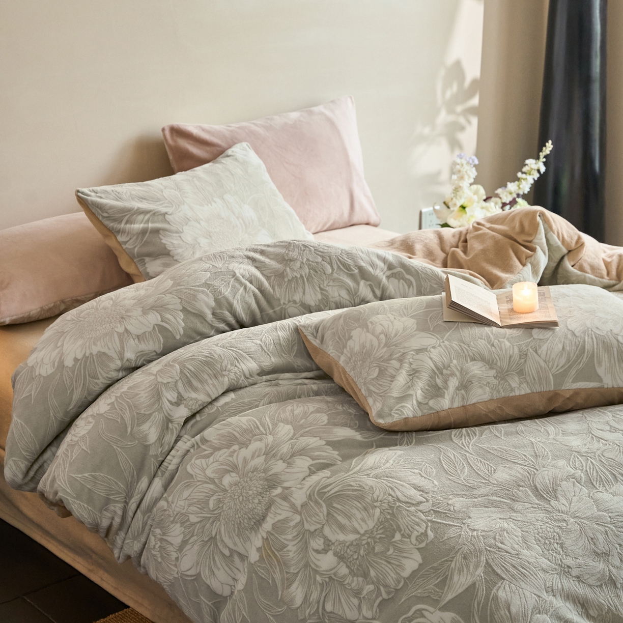 91家纺网 家纺一手货源 找家纺 华超针织 2025新款雕花牛奶绒四件套-蔷薇系列 蔷薇-米灰