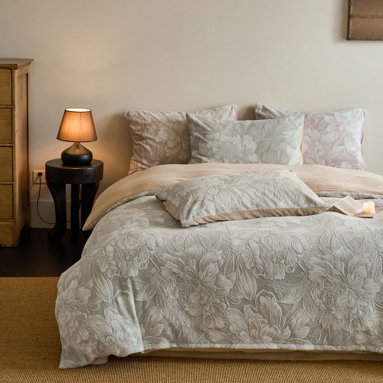 91家纺网 家纺一手货源 找家纺 华超针织 2025新款雕花牛奶绒四件套-蔷薇系列 蔷薇-米灰