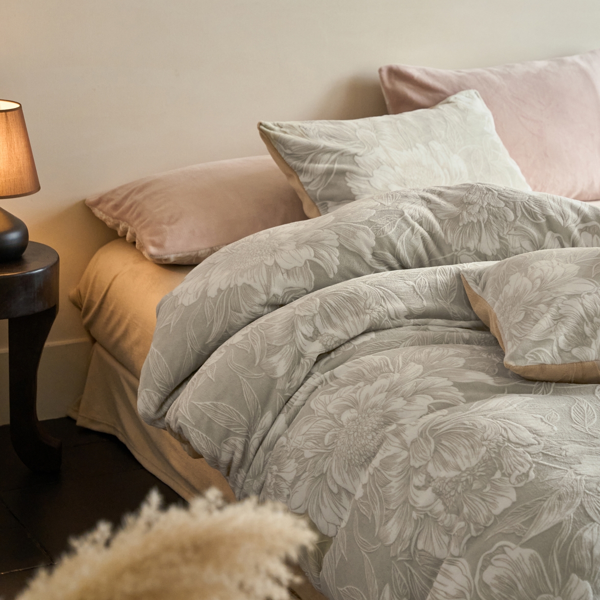 91家纺网 家纺一手货源 找家纺 华超针织 2025新款雕花牛奶绒四件套-蔷薇系列 蔷薇-米灰