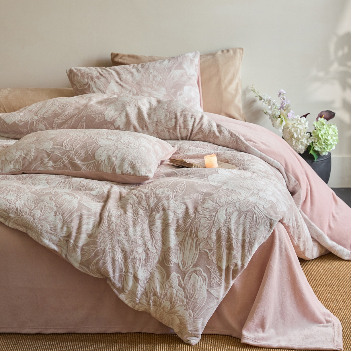 91家纺网 家纺一手货源 找家纺 华超针织 2025新款雕花牛奶绒四件套-蔷薇系列 蔷薇-豆沙