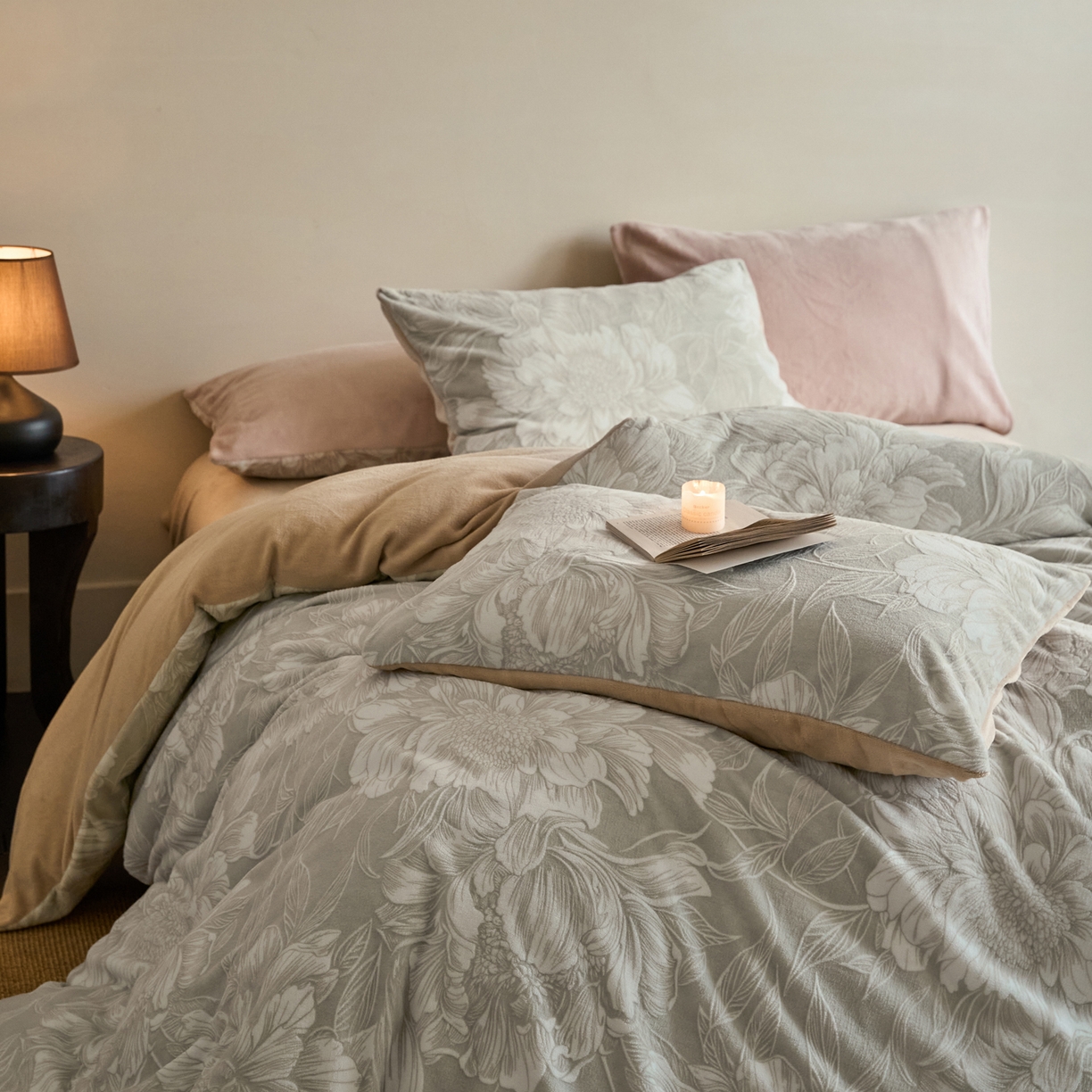 91家纺网 家纺一手货源 找家纺 华超针织 2025新款雕花牛奶绒四件套-蔷薇系列 蔷薇-米灰