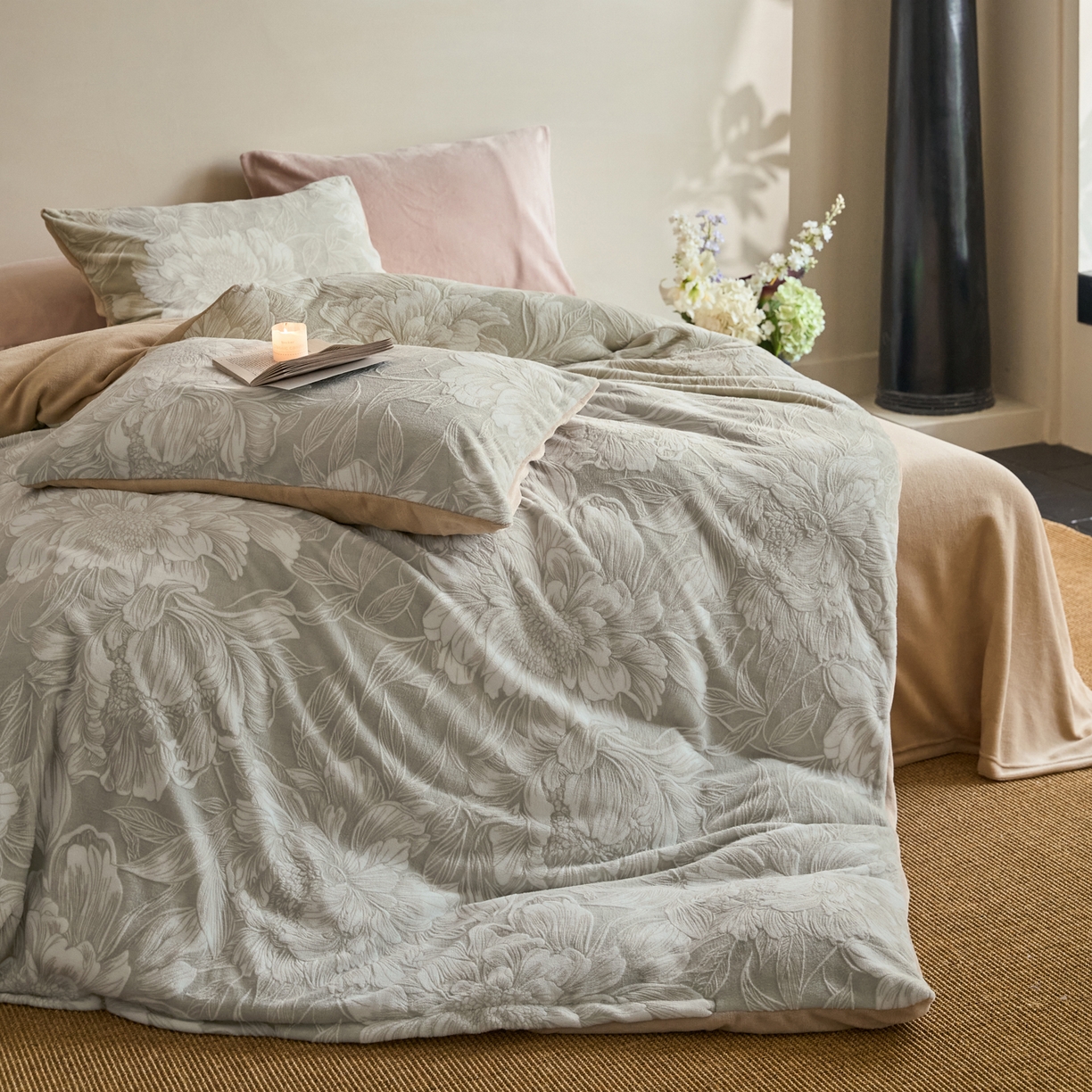 91家纺网 家纺一手货源 找家纺 华超针织 2025新款雕花牛奶绒四件套-蔷薇系列 蔷薇-米灰