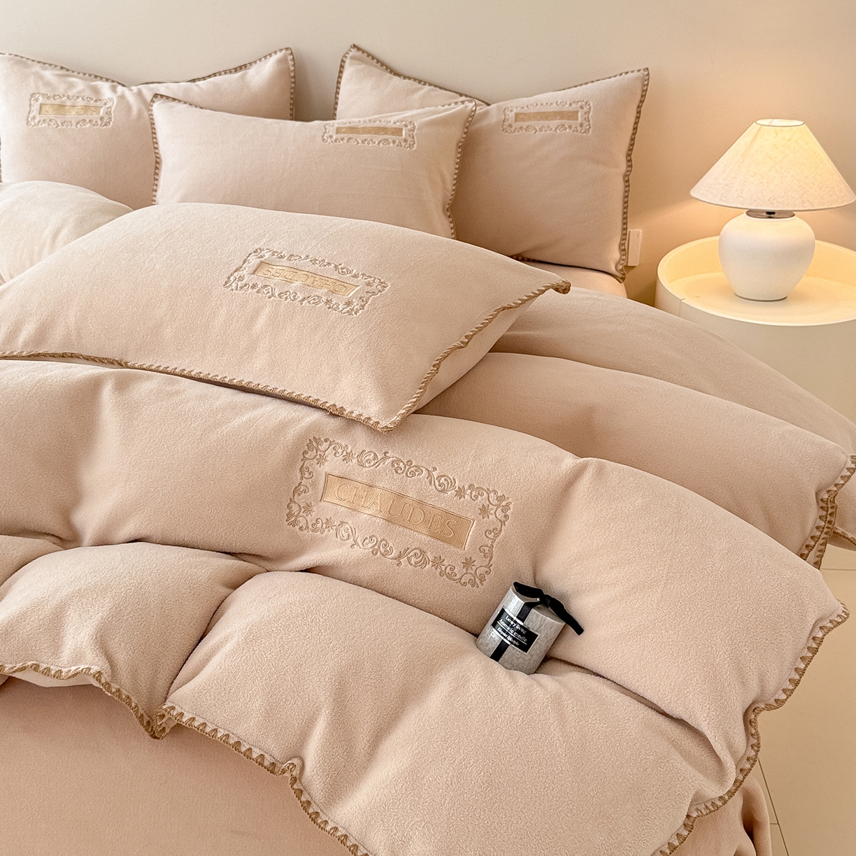 91家纺网 家纺一手货源 找家纺 典曼家纺 2025新款A类贝壳绣纯色海獭绒四件套 暖茶棕