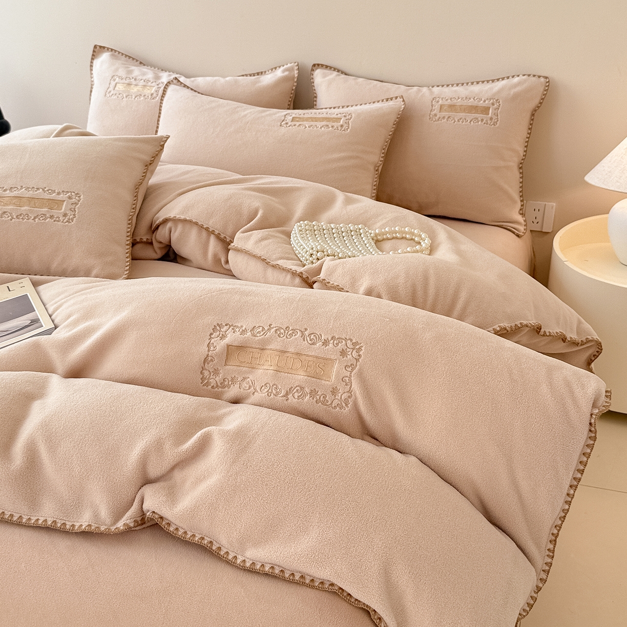 91家纺网 家纺一手货源 找家纺 典曼家纺 2025新款A类贝壳绣纯色海獭绒四件套 暖茶棕