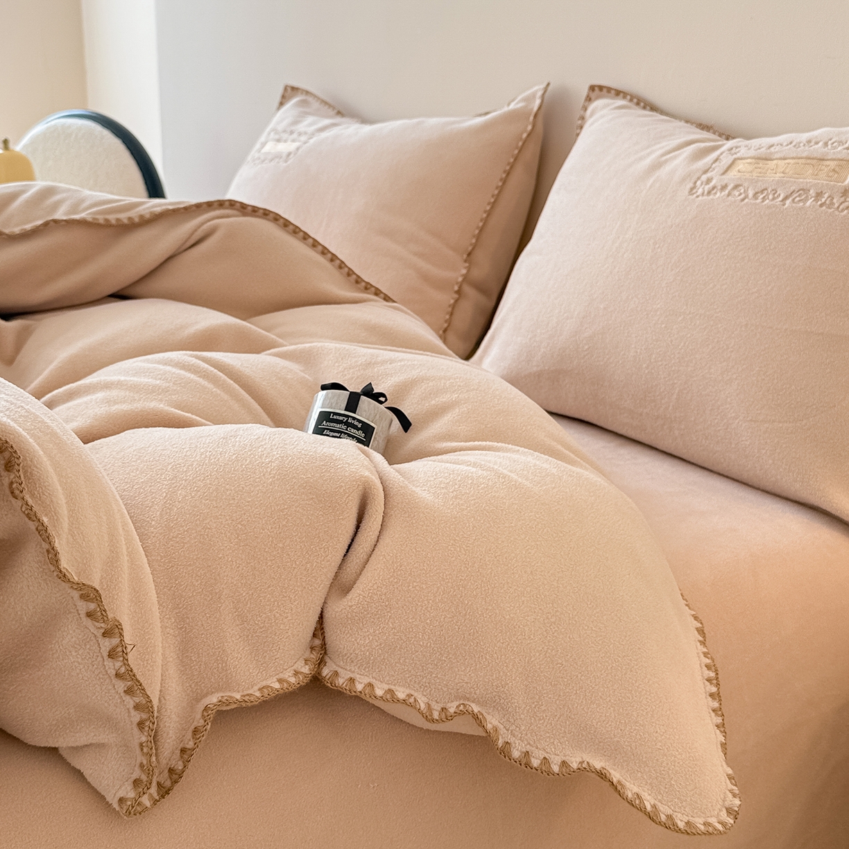 91家纺网 家纺一手货源 找家纺 典曼家纺 2025新款A类贝壳绣纯色海獭绒四件套 暖茶棕