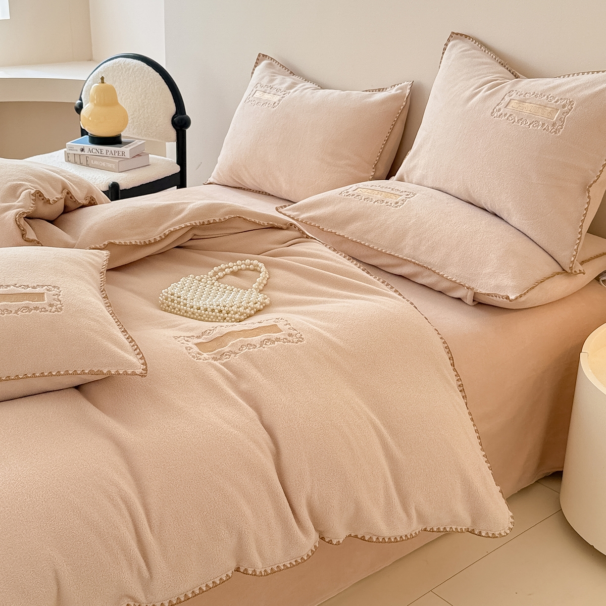 91家纺网 家纺一手货源 找家纺 典曼家纺 2025新款A类贝壳绣纯色海獭绒四件套 暖茶棕