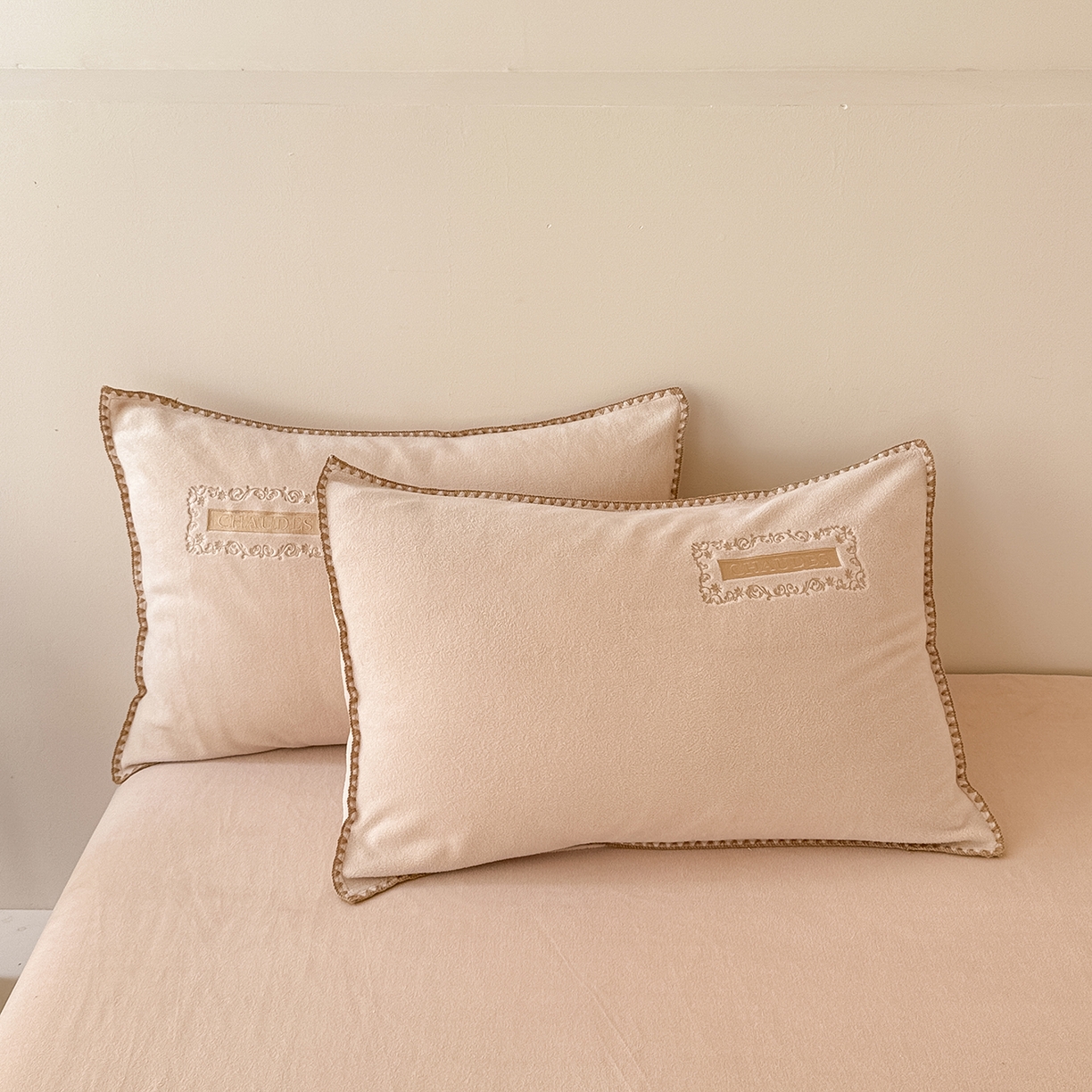 91家纺网 家纺一手货源 找家纺 典曼家纺 2025新款A类贝壳绣纯色海獭绒四件套 暖茶棕