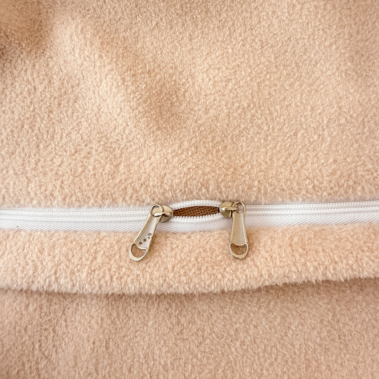 91家纺网 家纺一手货源 找家纺 典曼家纺 2025新款A类贝壳绣纯色海獭绒四件套 暖茶棕