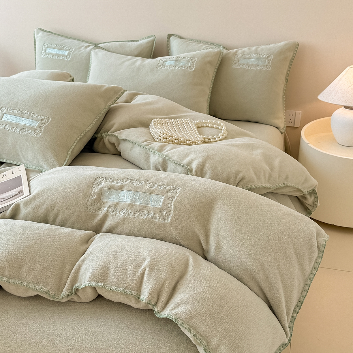 91家纺网 家纺一手货源 找家纺 典曼家纺 2025新款A类贝壳绣纯色海獭绒四件套 清水绿