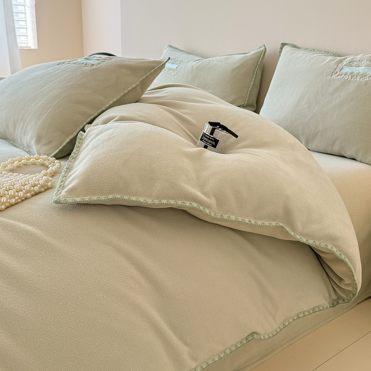 91家纺网 家纺一手货源 找家纺 典曼家纺 2025新款A类贝壳绣纯色海獭绒四件套 清水绿