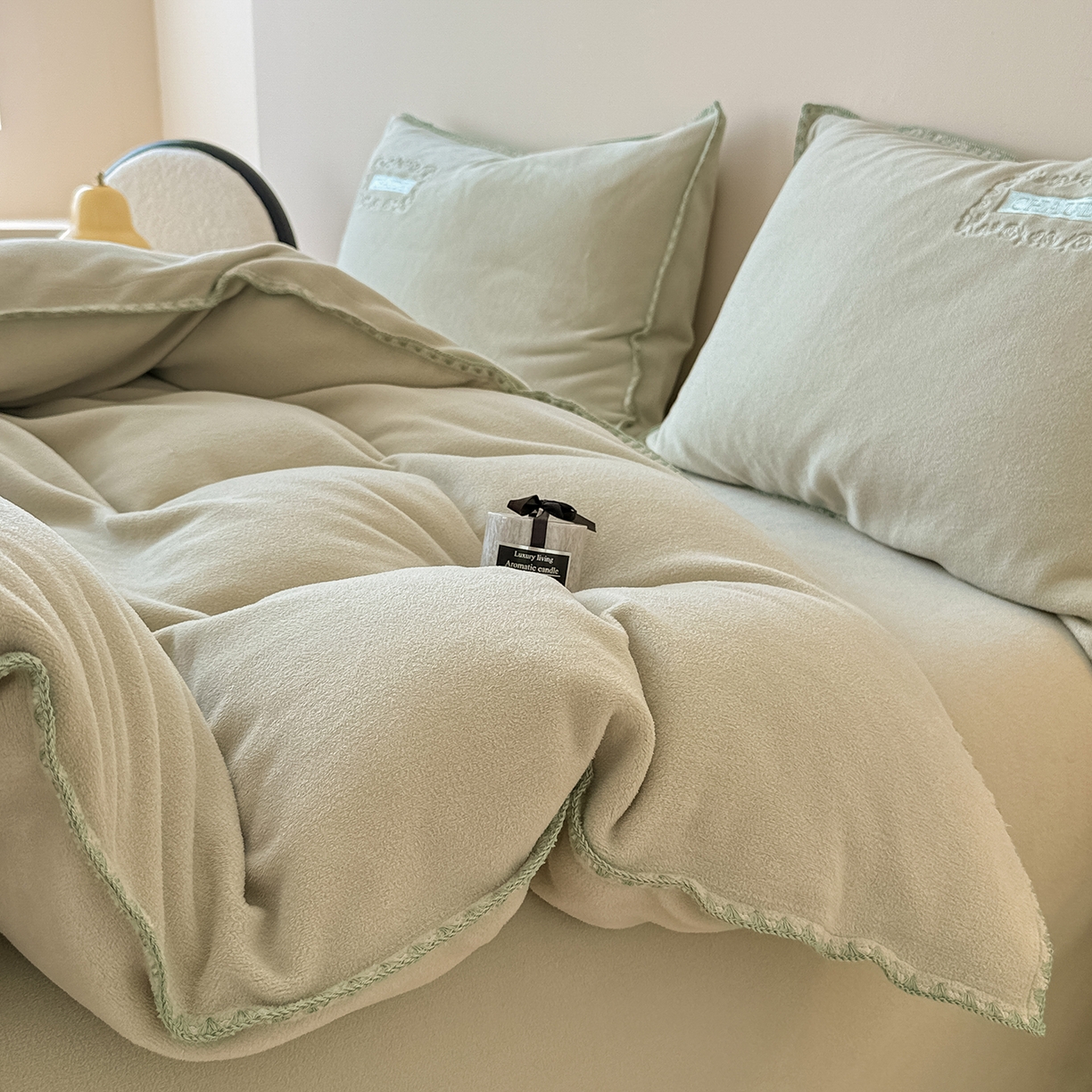 91家纺网 家纺一手货源 找家纺 典曼家纺 2025新款A类贝壳绣纯色海獭绒四件套 清水绿