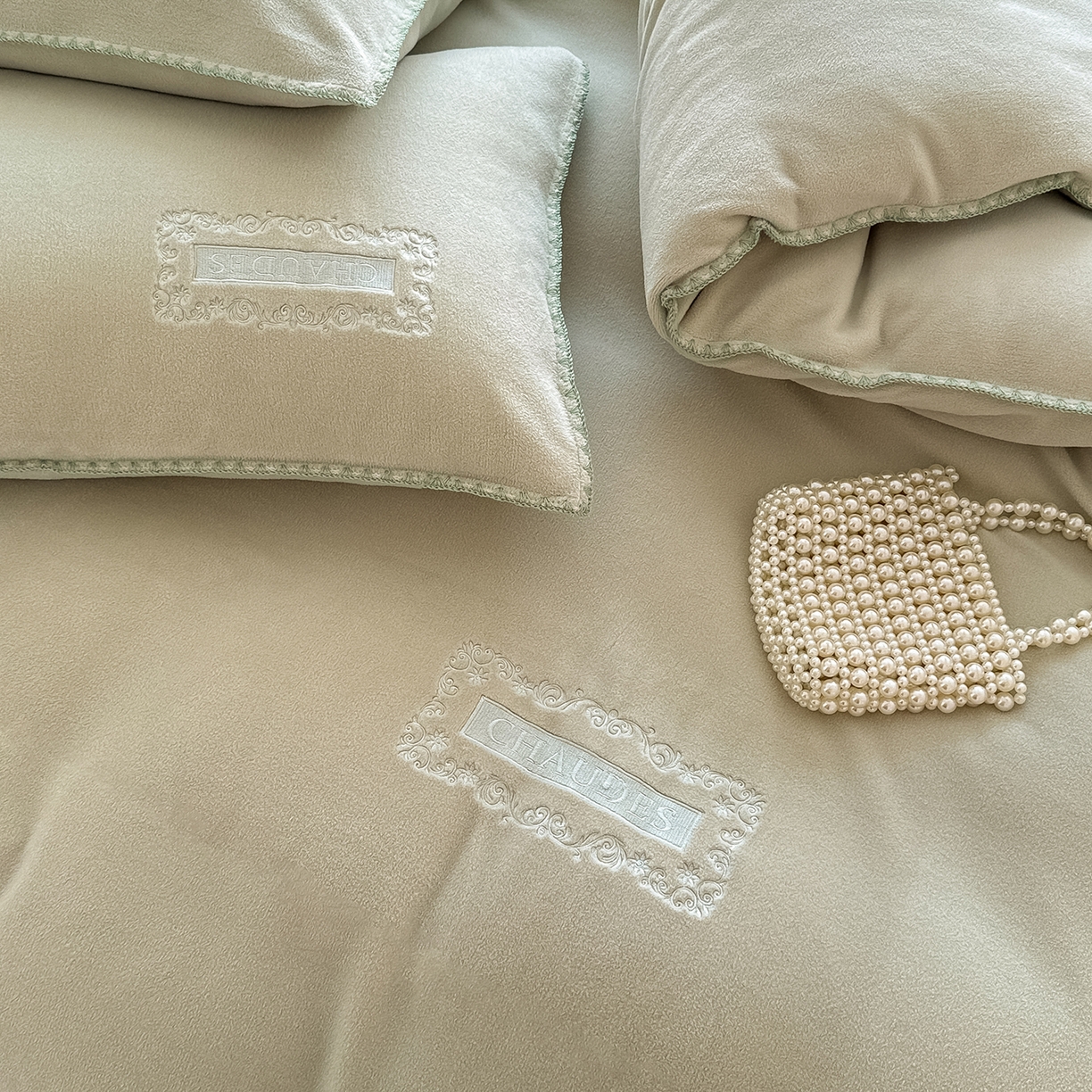 91家纺网 家纺一手货源 找家纺 典曼家纺 2025新款A类贝壳绣纯色海獭绒四件套 清水绿