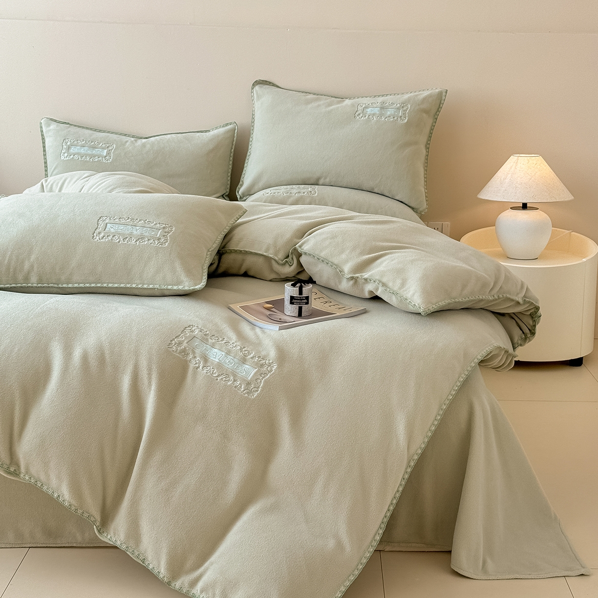 91家纺网 家纺一手货源 找家纺 典曼家纺 2025新款A类贝壳绣纯色海獭绒四件套 清水绿