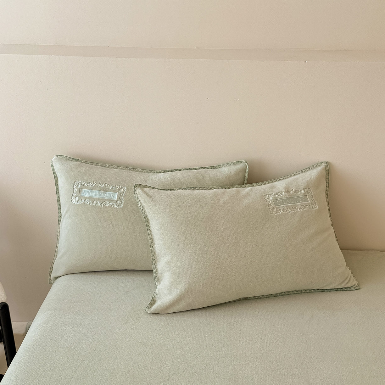 91家纺网 家纺一手货源 找家纺 典曼家纺 2025新款A类贝壳绣纯色海獭绒四件套 清水绿