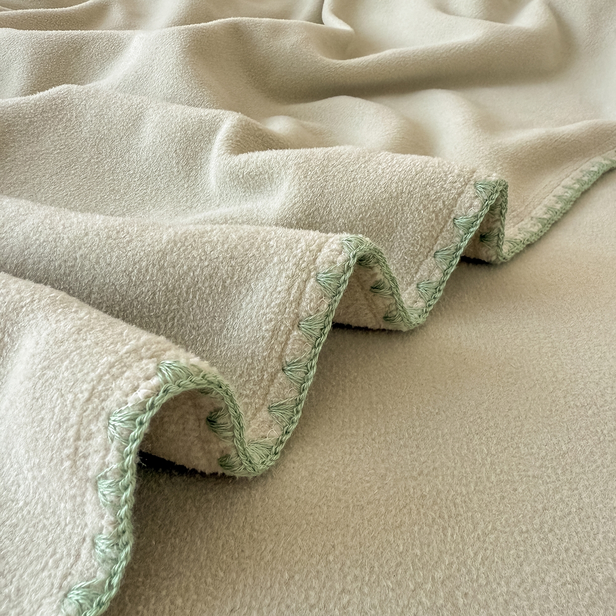 91家纺网 家纺一手货源 找家纺 典曼家纺 2025新款A类贝壳绣纯色海獭绒四件套 清水绿