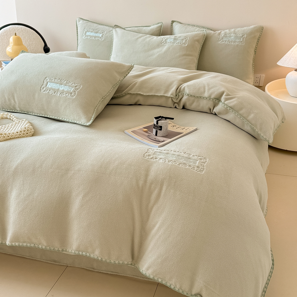 91家纺网 家纺一手货源 找家纺 典曼家纺 2025新款A类贝壳绣纯色海獭绒四件套 清水绿