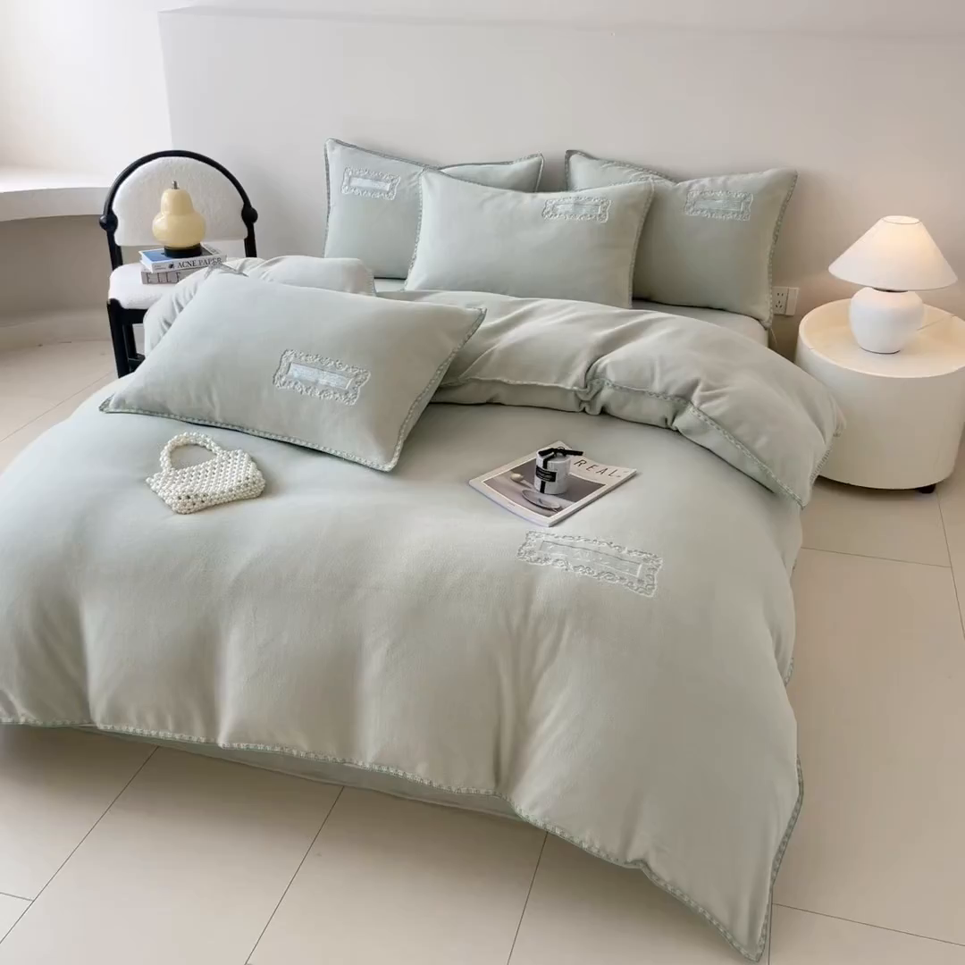 91家纺网 家纺一手货源 找家纺 典曼家纺 2025新款A类贝壳绣纯色海獭绒四件套 清水绿