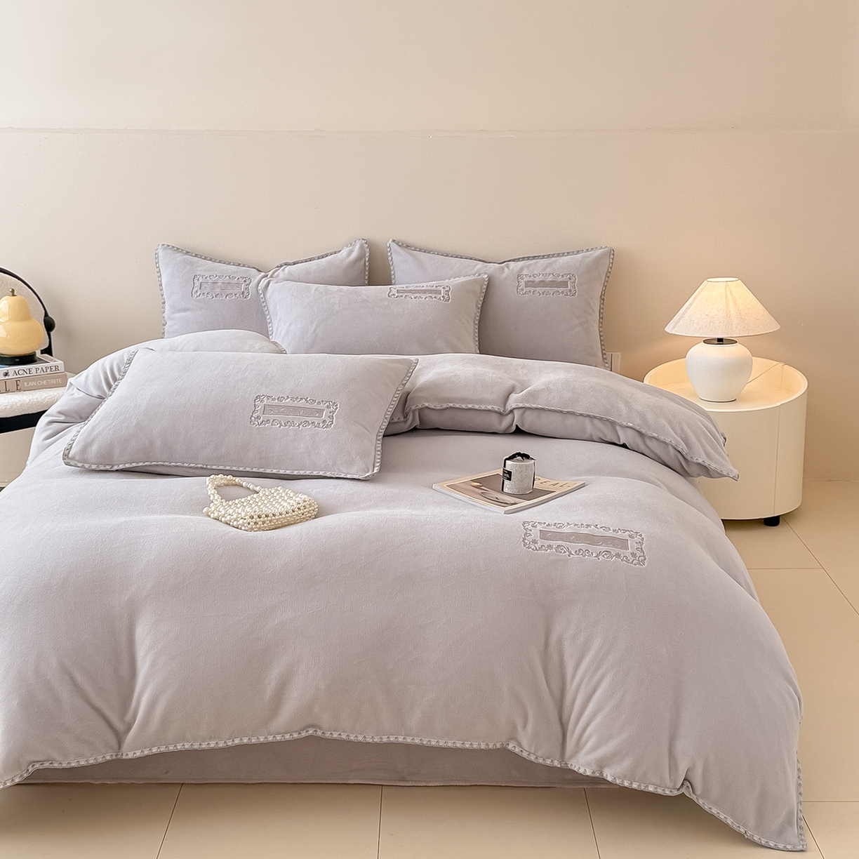 91家纺网 家纺一手货源 找家纺 典曼家纺 2025新款A类贝壳绣纯色海獭绒四件套 柔雾灰