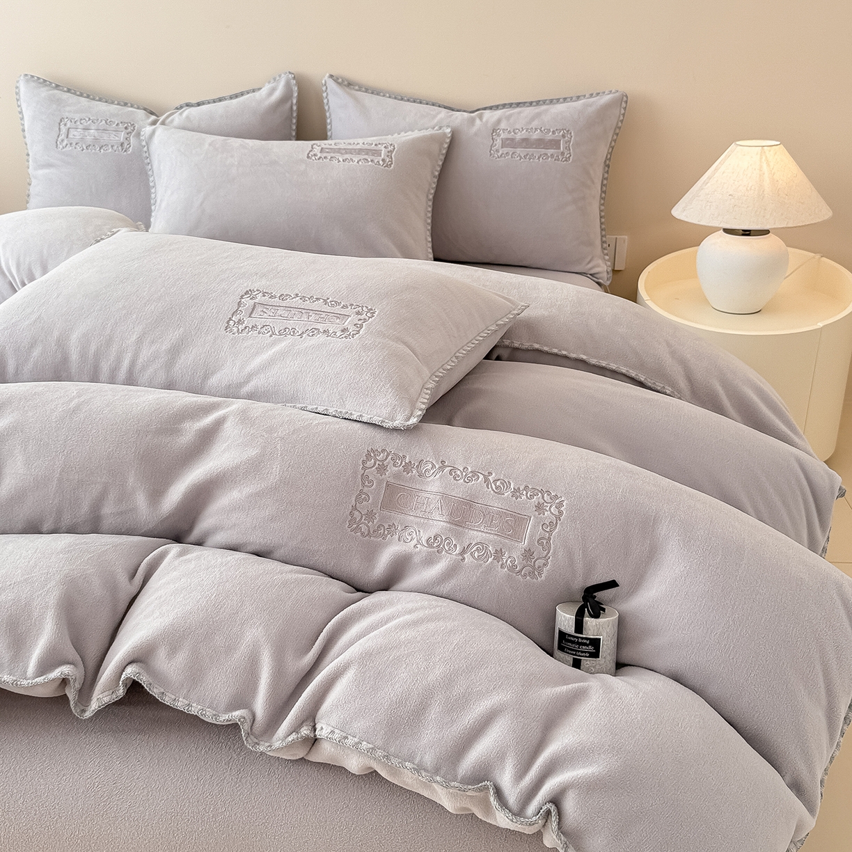 91家纺网 家纺一手货源 找家纺 典曼家纺 2025新款A类贝壳绣纯色海獭绒四件套 柔雾灰