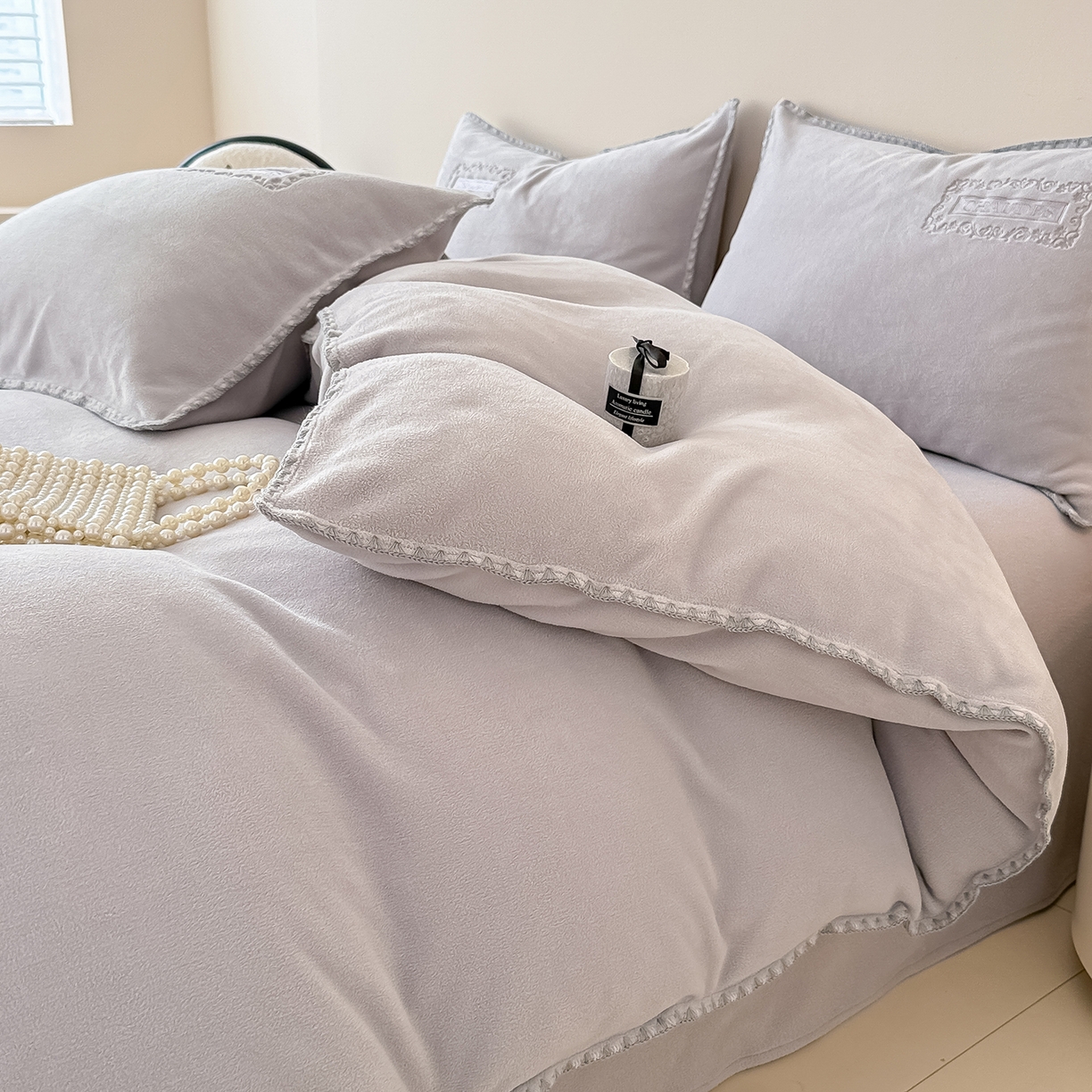 91家纺网 家纺一手货源 找家纺 典曼家纺 2025新款A类贝壳绣纯色海獭绒四件套 柔雾灰