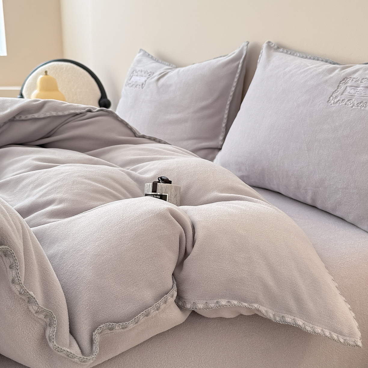 91家纺网 家纺一手货源 找家纺 典曼家纺 2025新款A类贝壳绣纯色海獭绒四件套 柔雾灰