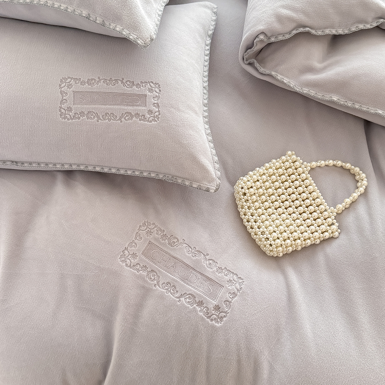 91家纺网 家纺一手货源 找家纺 典曼家纺 2025新款A类贝壳绣纯色海獭绒四件套 柔雾灰